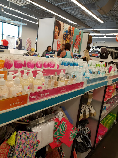 Clothing Store «Old Navy», reviews and photos, 19401 Alderwood Mall Pkwy, Lynnwood, WA 98036, USA