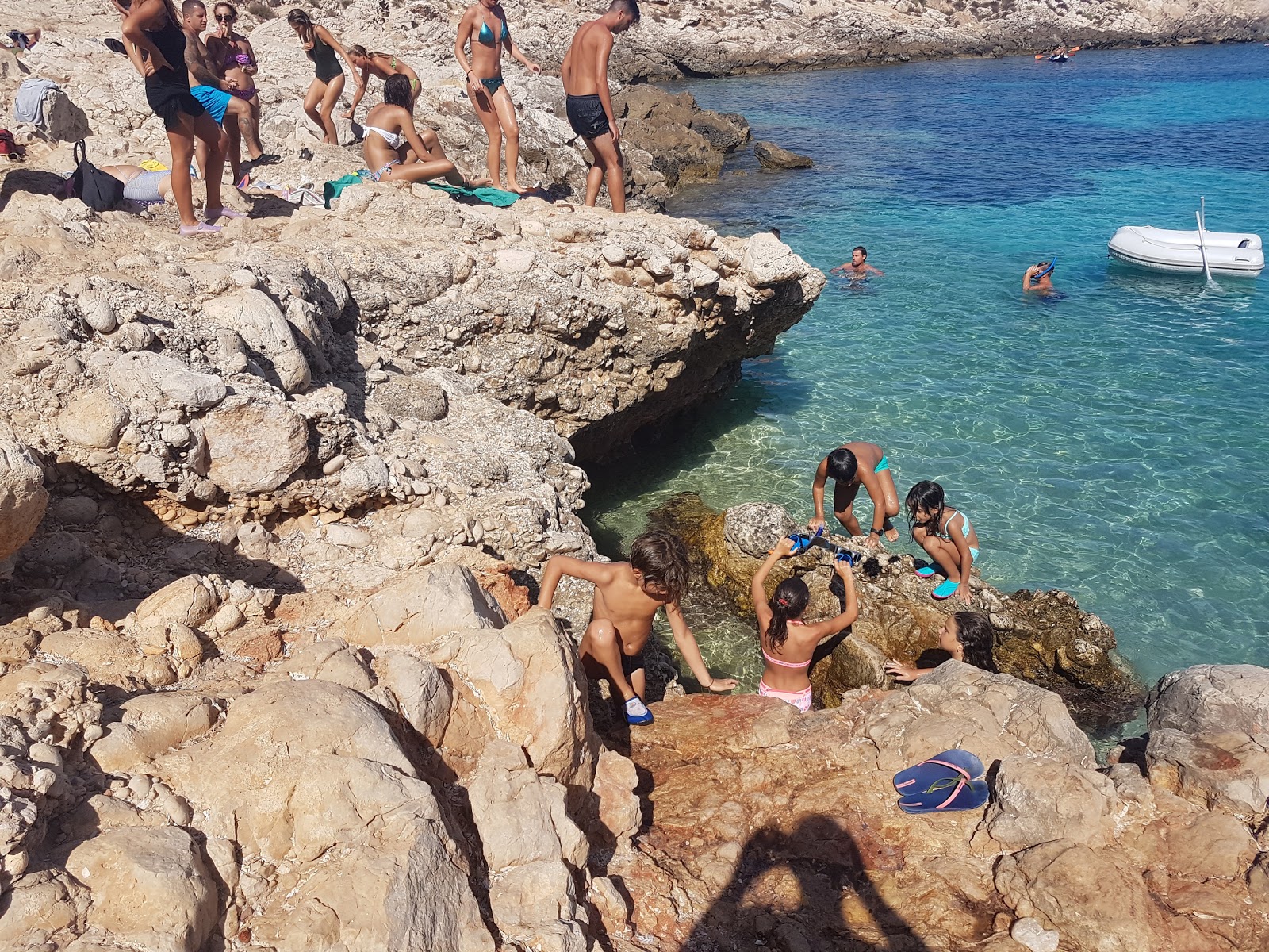 Zdjęcie Spiaggia di Cala Minnola poparte klifami