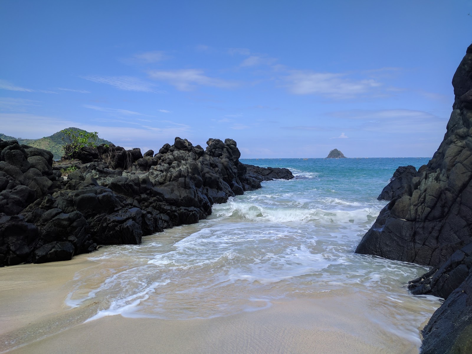 Photo de Kecil Beach avec sable fin blanc de surface