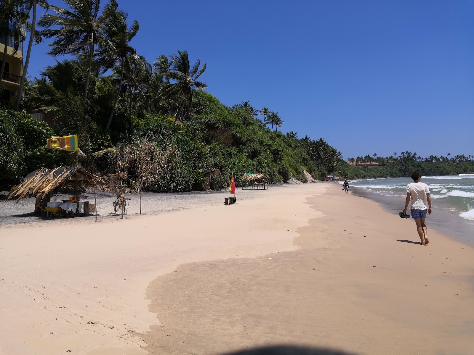 Foto de Lakshawaththa Beach com linha costeira longa e reta