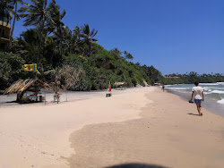 Foto de Lakshawaththa Beach com linha costeira longa e reta