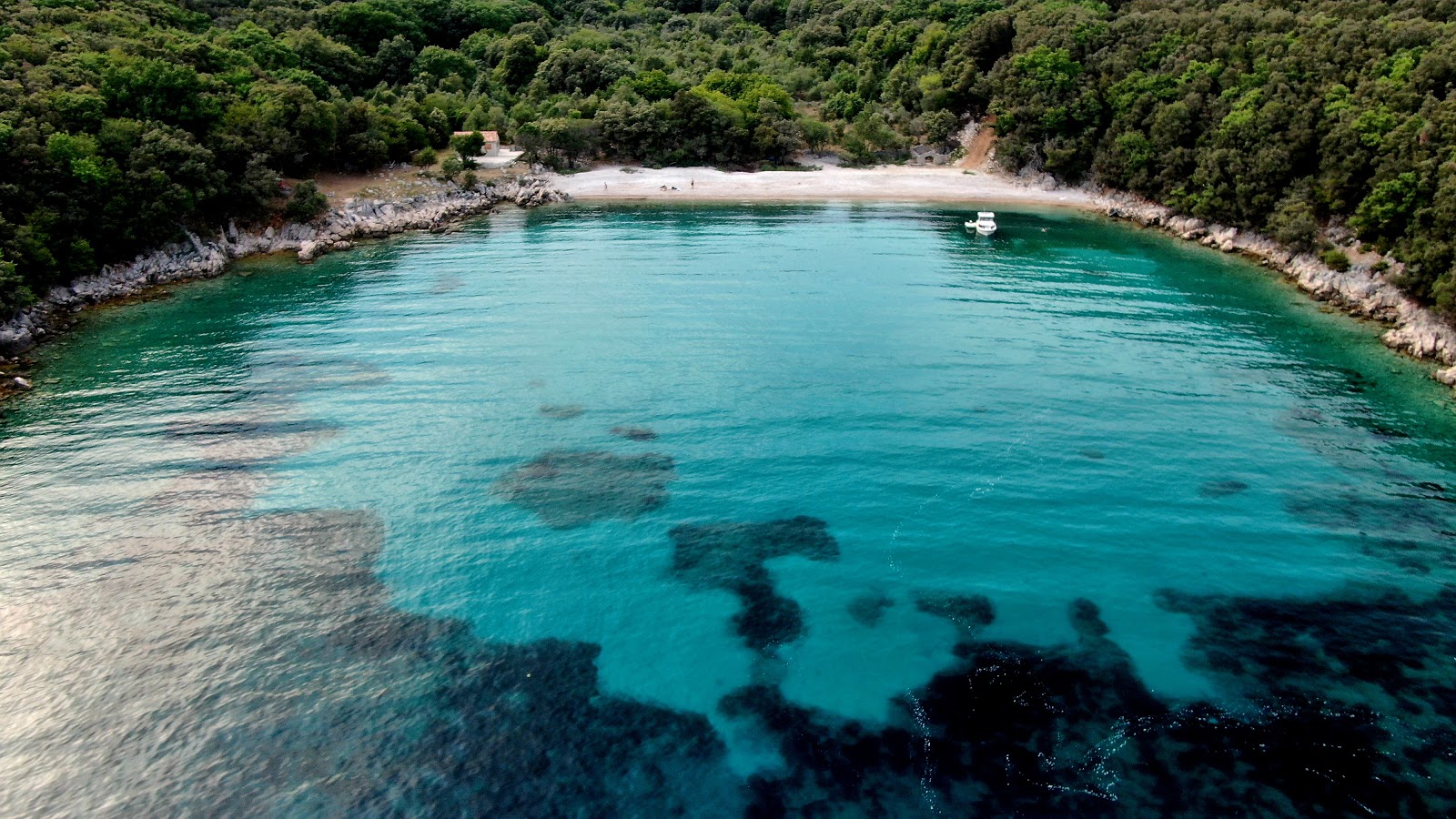 Kruscica beach'in fotoğrafı - rahatlamayı sevenler arasında popüler bir yer