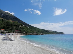 Drobni Pijesak beach'in fotoğrafı uçurumlarla desteklenmiş