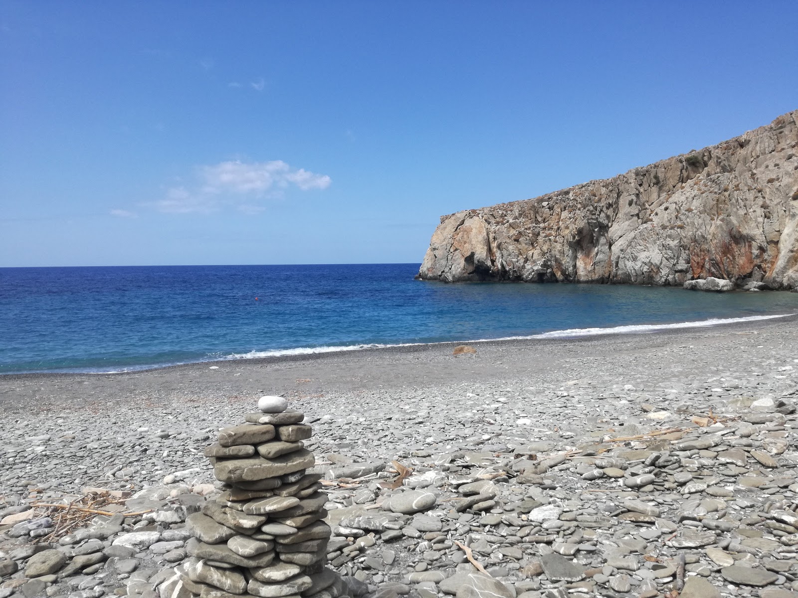 Ai Giannis beach'in fotoğrafı dağlarla çevrili