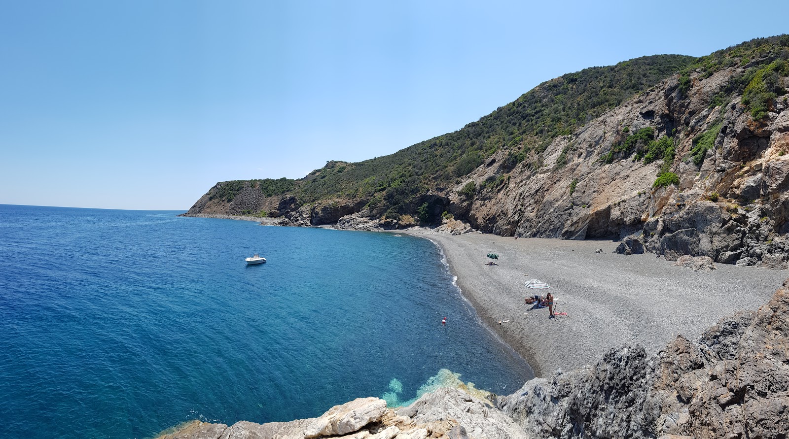 Foto van Spiaggia del Ginepro met grijze fijne kiezelsteen oppervlakte