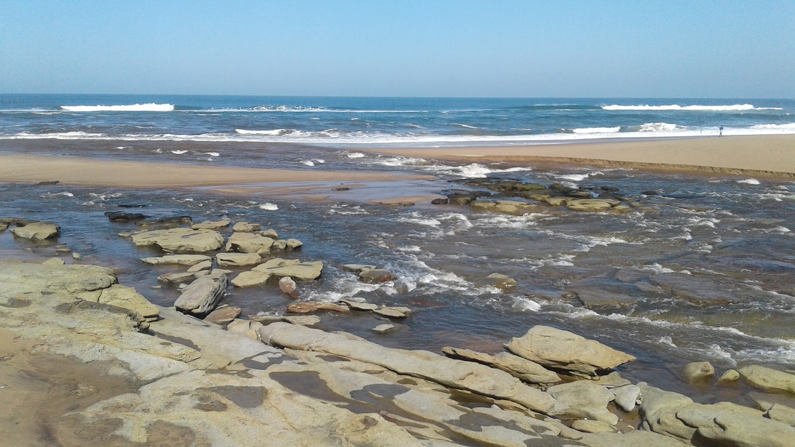 Tugela beach的照片 带有碧绿色水表面