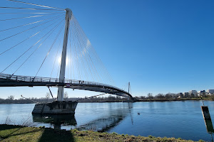 Brücke der zwei Ufer