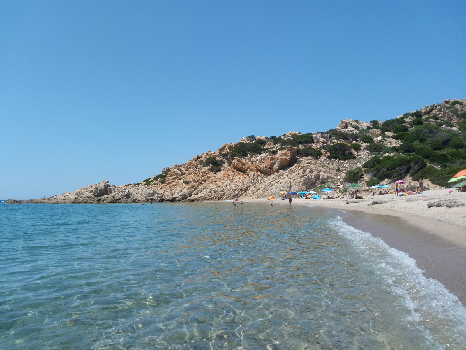 Foto van Spiaggia Monti Russu en zijn prachtige landschap