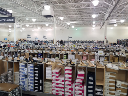 Shoe Store «DSW Designer Shoe Warehouse», reviews and photos, 4039 Richmond Rd, Warrensville Heights, OH 44122, USA