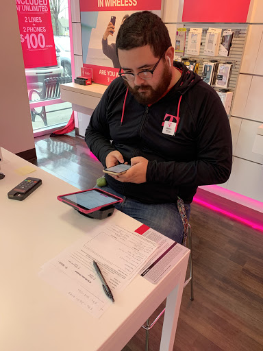 Cell Phone Store «T-Mobile», reviews and photos, 600 Chastain Rd NW #212, Kennesaw, GA 30144, USA