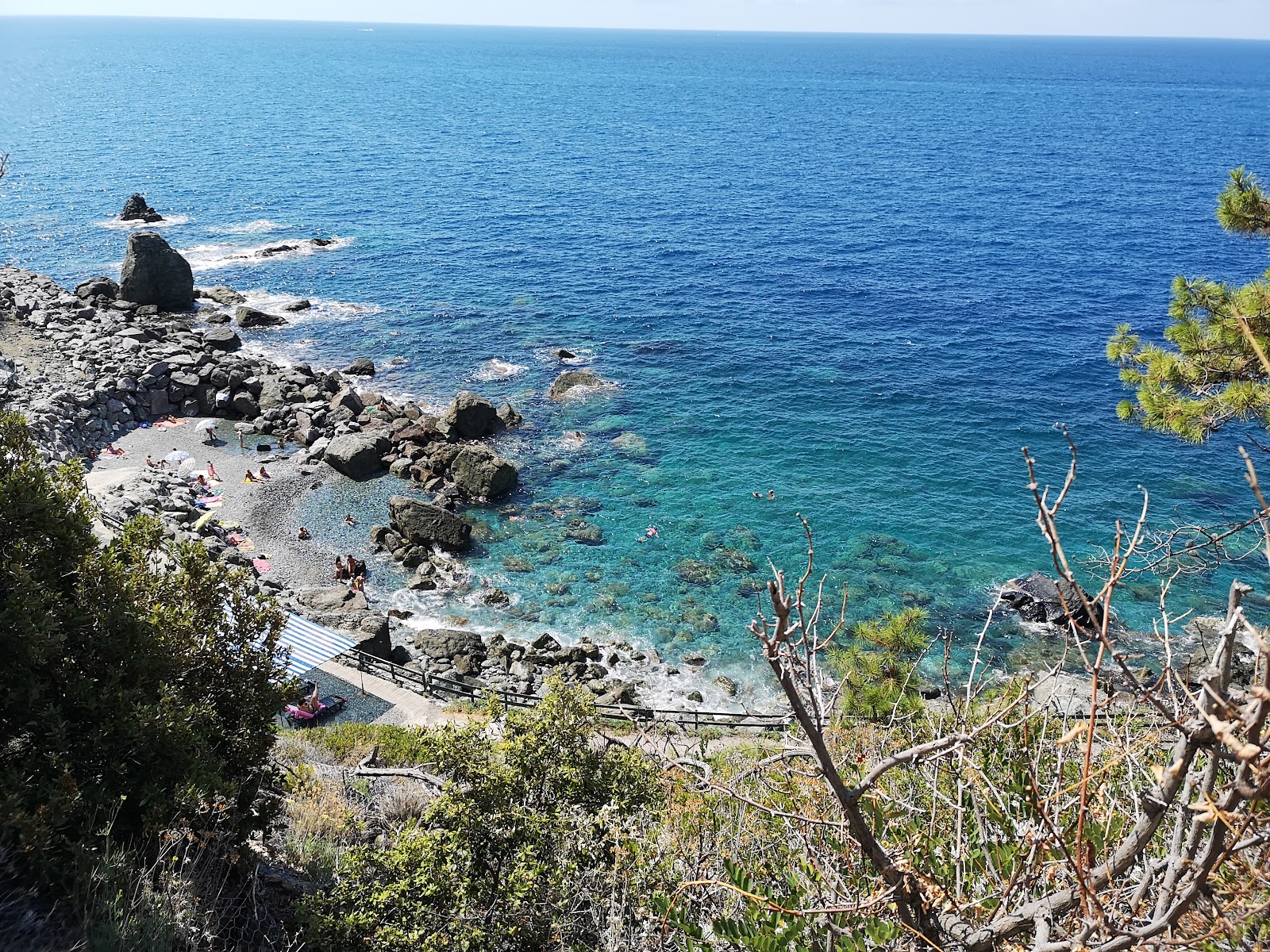 Spiaggia Rosadimare的照片 带有灰色细卵石表面
