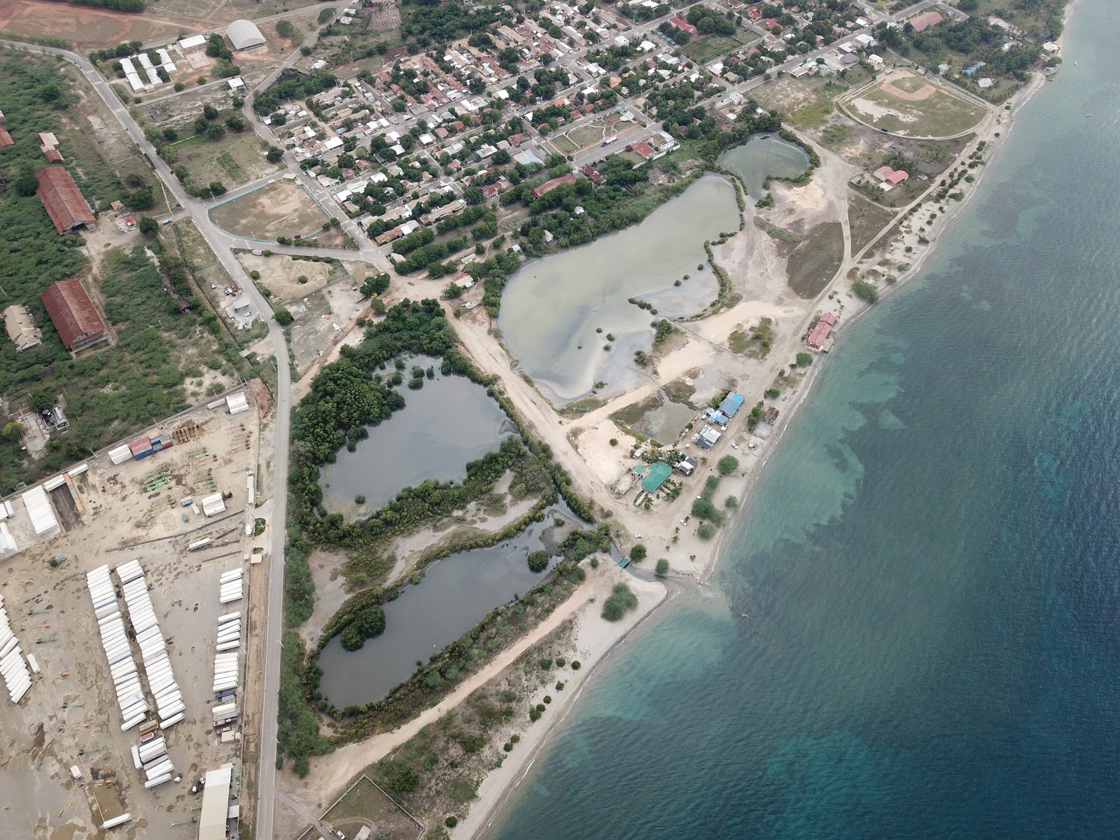 Foto de Playa Los Coquitos com alto nível de limpeza