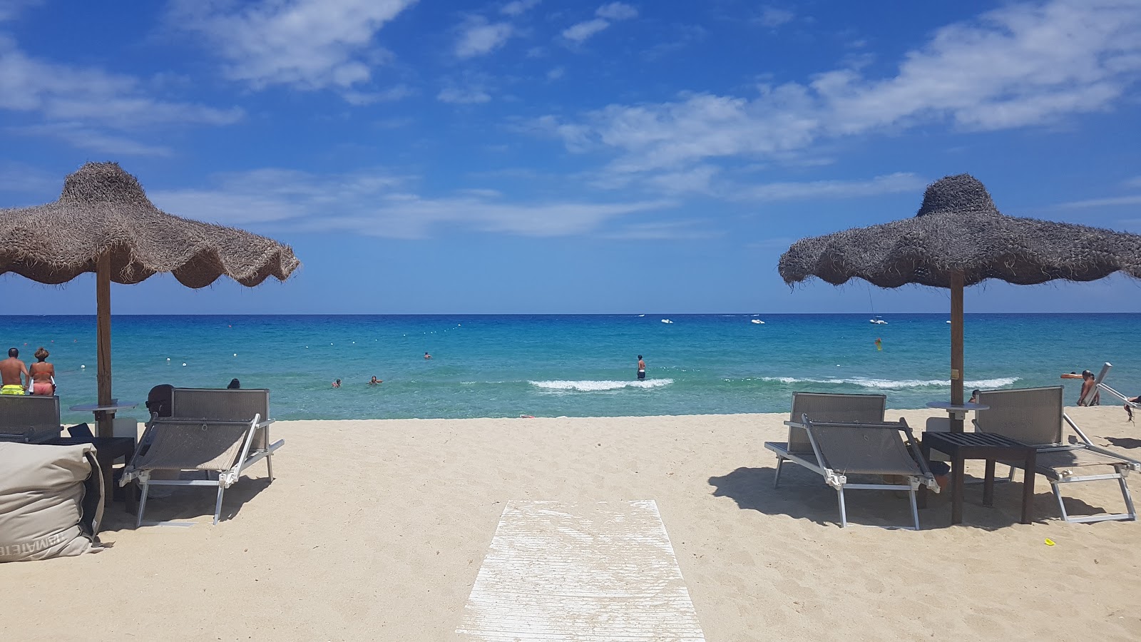 Foto de Spiaggia di Cala Sinzias - lugar popular entre os apreciadores de relaxamento
