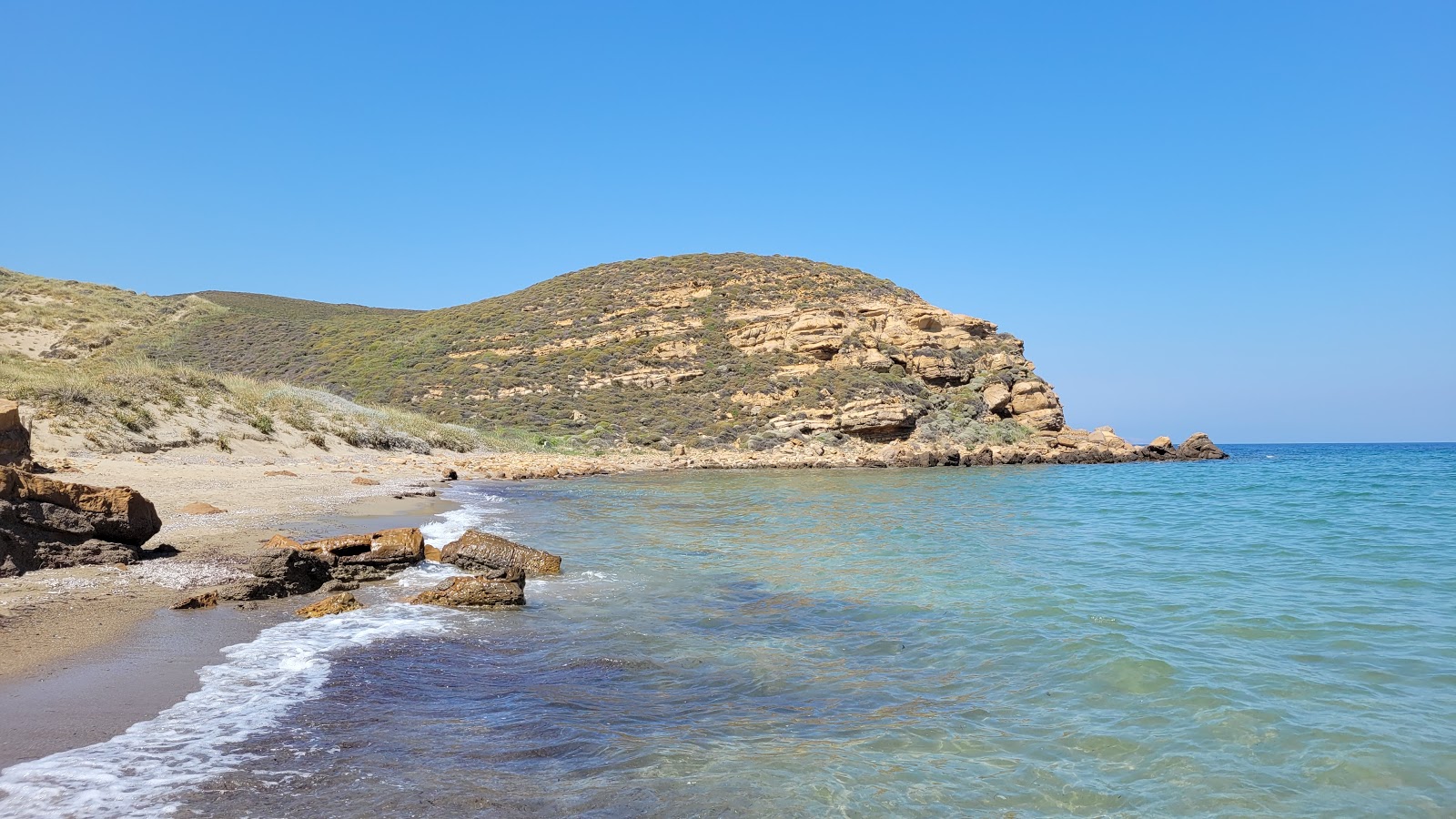 Foto de Neftina beach com meios de comunicação nível de limpeza