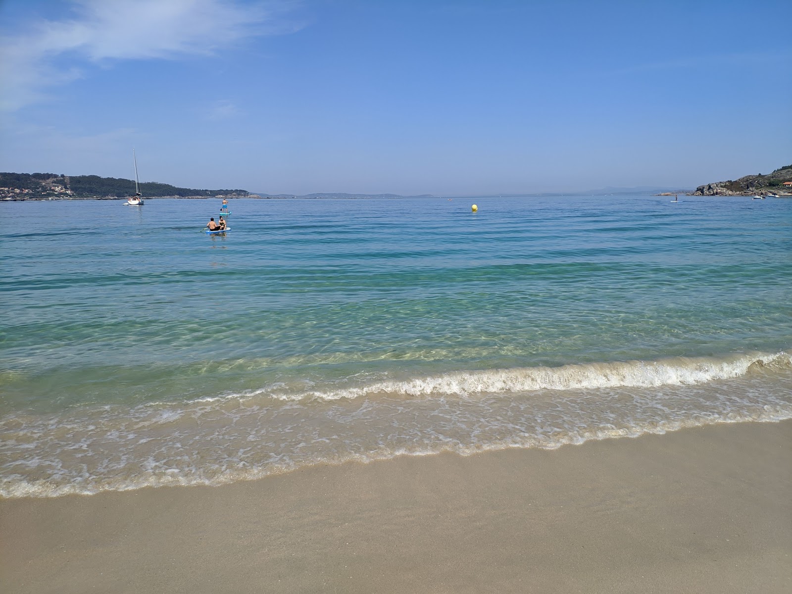 Areacova beach的照片 带有碧绿色纯水表面