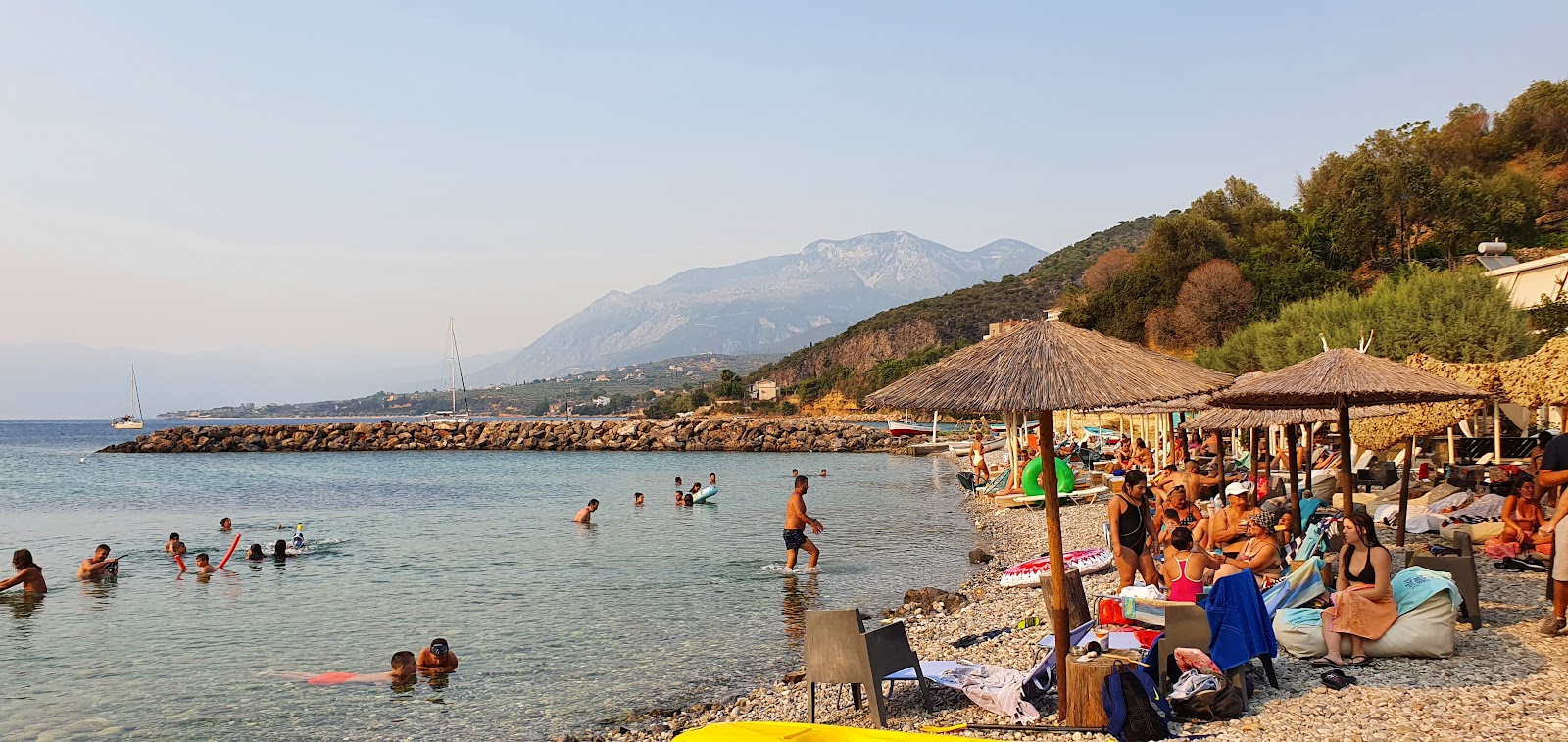 Limananki Kitries beach'in fotoğrafı birden fazla küçük koy ile birlikte