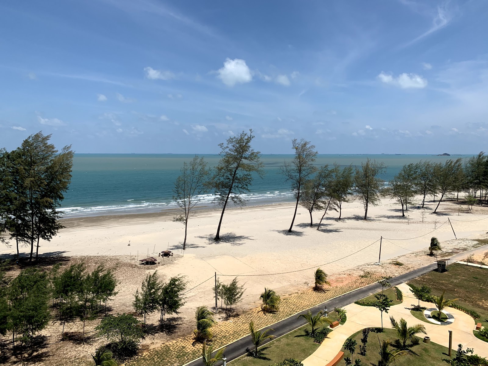 Foto de Arked Punggai Beach com areia brilhante superfície