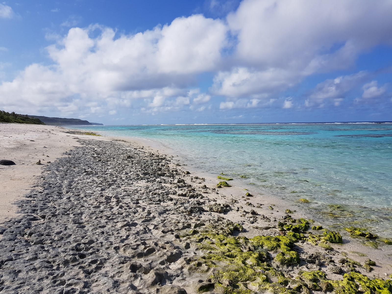 Foto van Patho Beach met wit zand oppervlakte