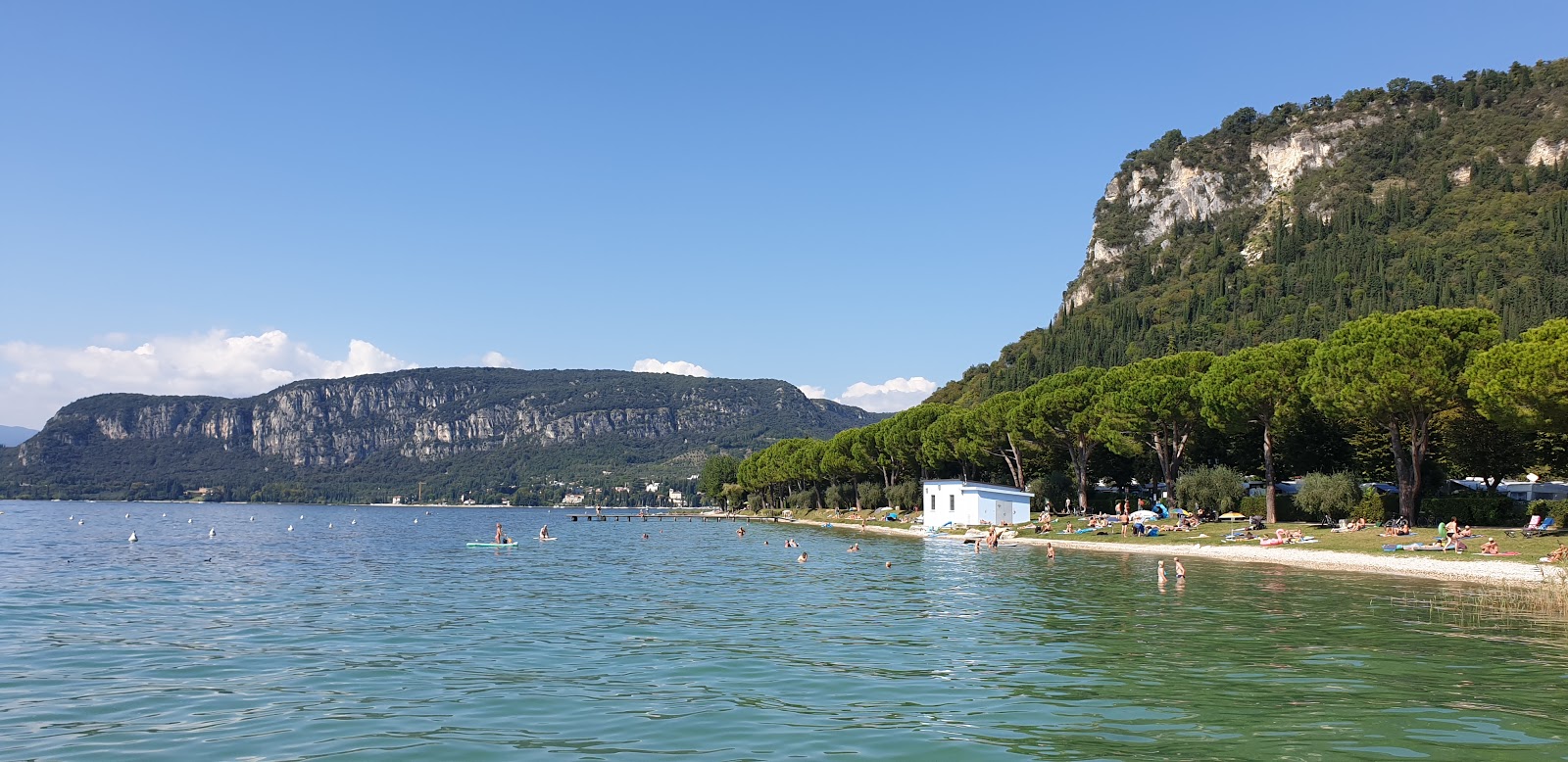 Foto di La Rocca Beach con una superficie del ciottoli grigi