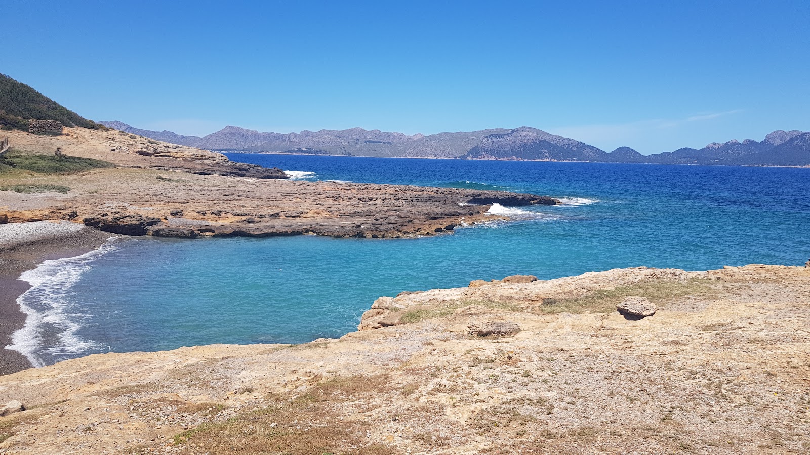 Foto av Playa La Victoria med blå rent vatten yta