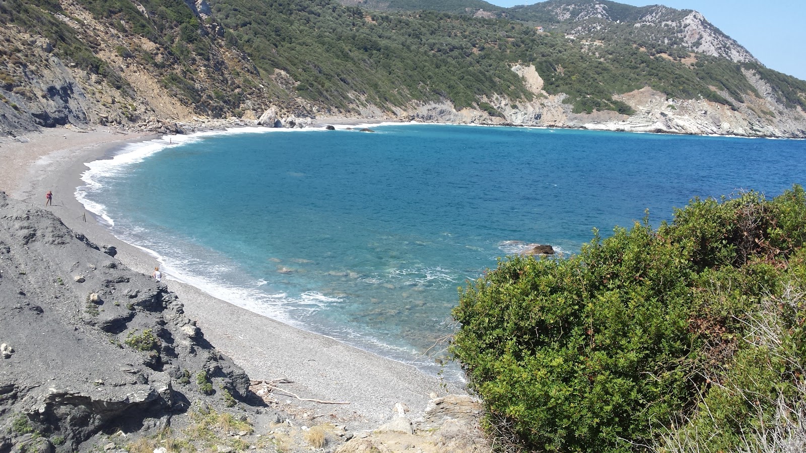 Foto di Megas Gialos beach con una superficie del sabbia grigia