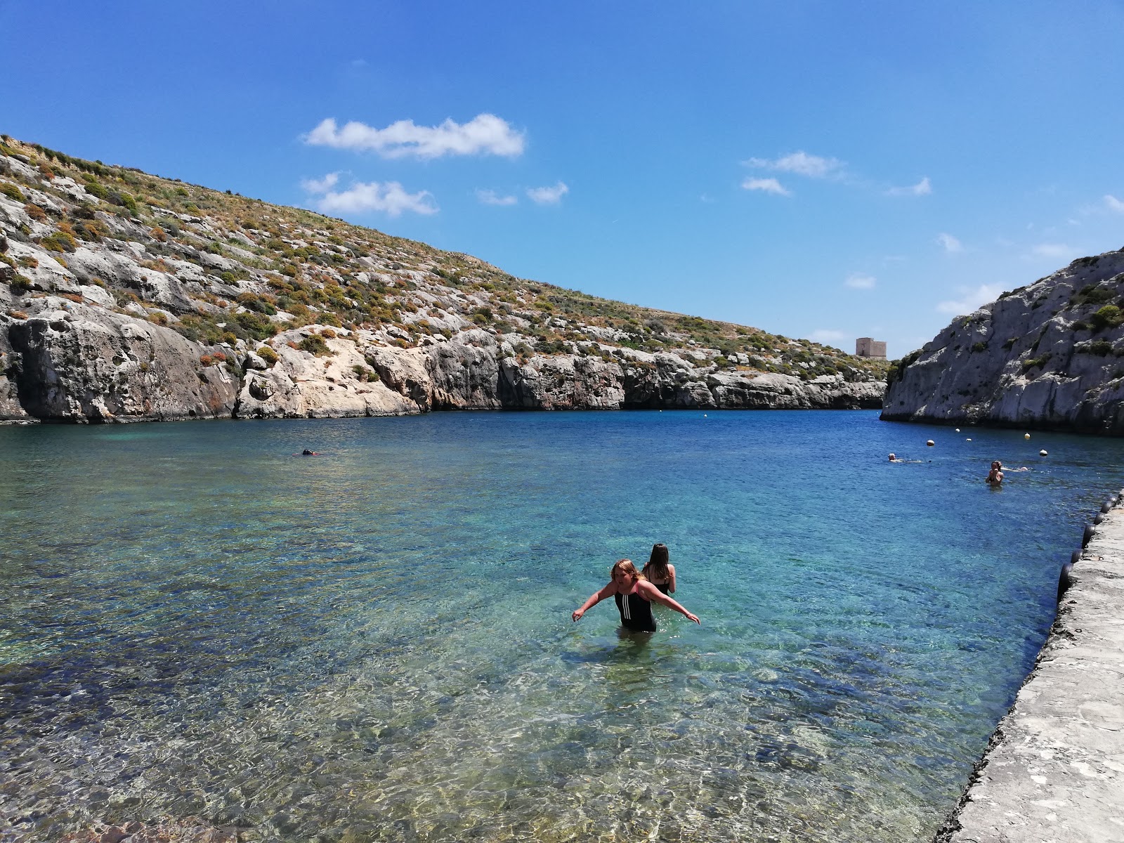 Mgarr ix-Xini Beach'in fotoğrafı çok temiz temizlik seviyesi ile