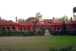 Islamia College Chiniot image