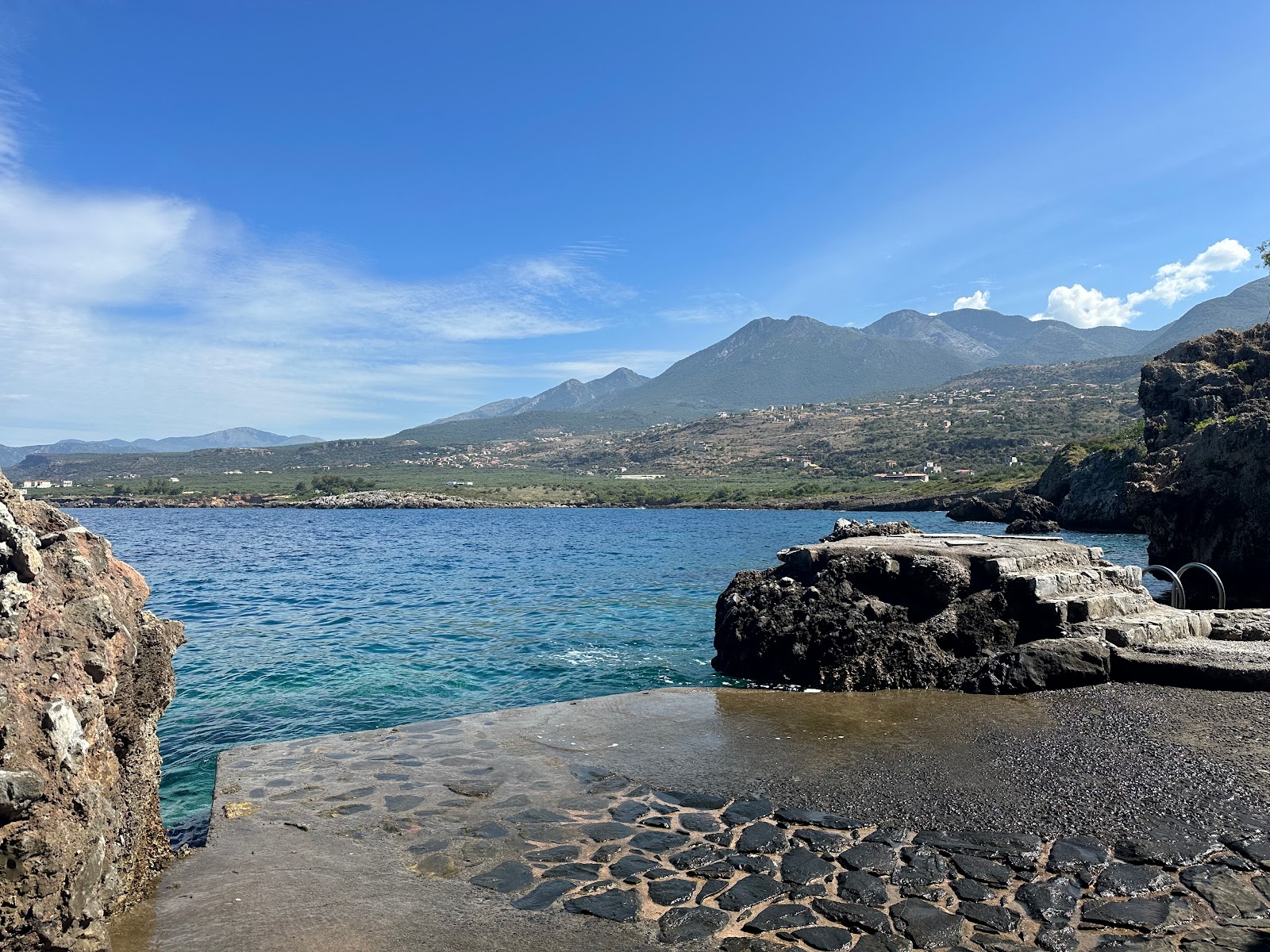 Gnospi Beach'in fotoğrafı ve yerleşim