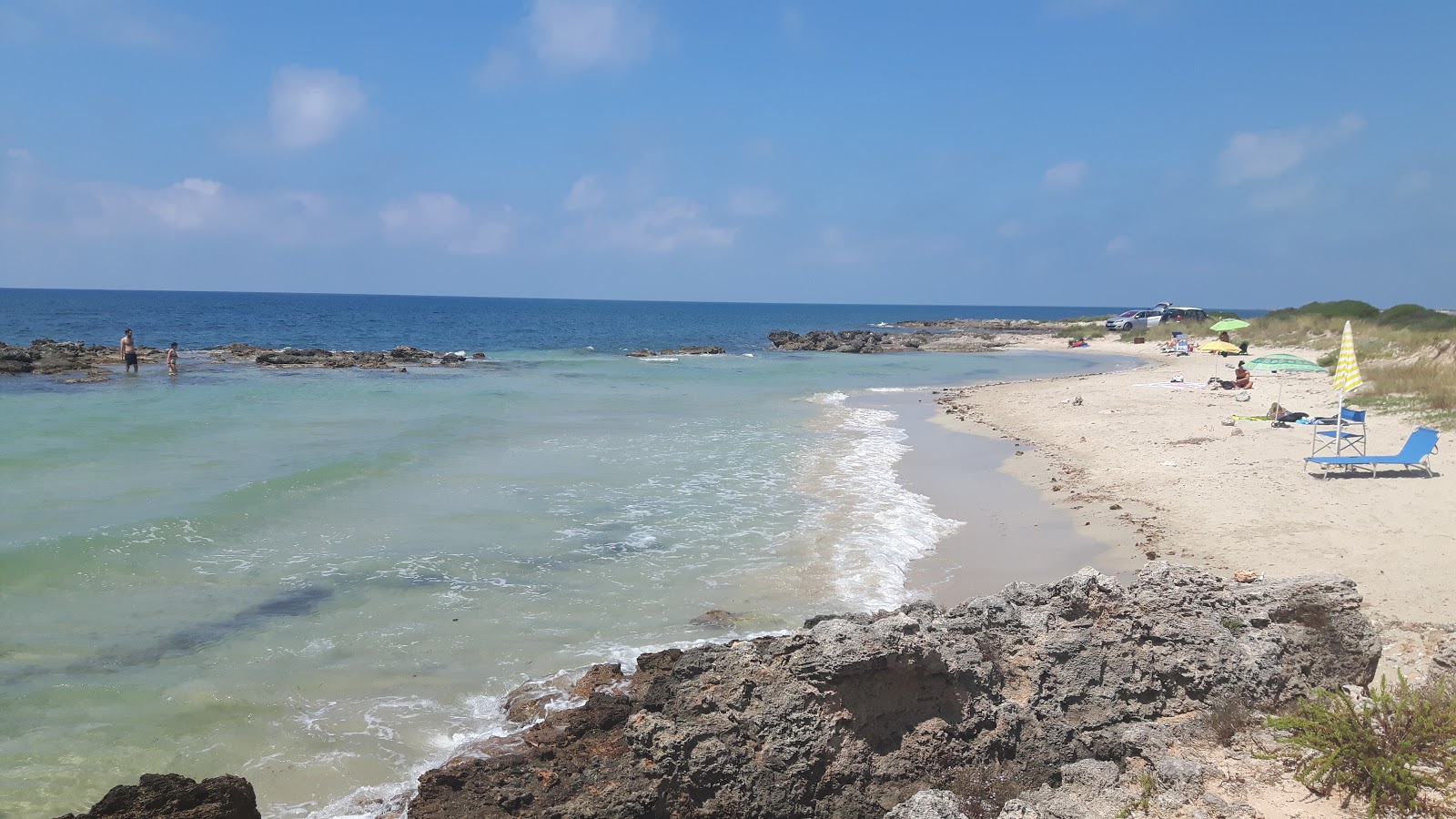Spiaggia calette di salve的照片 带有明亮的细沙表面