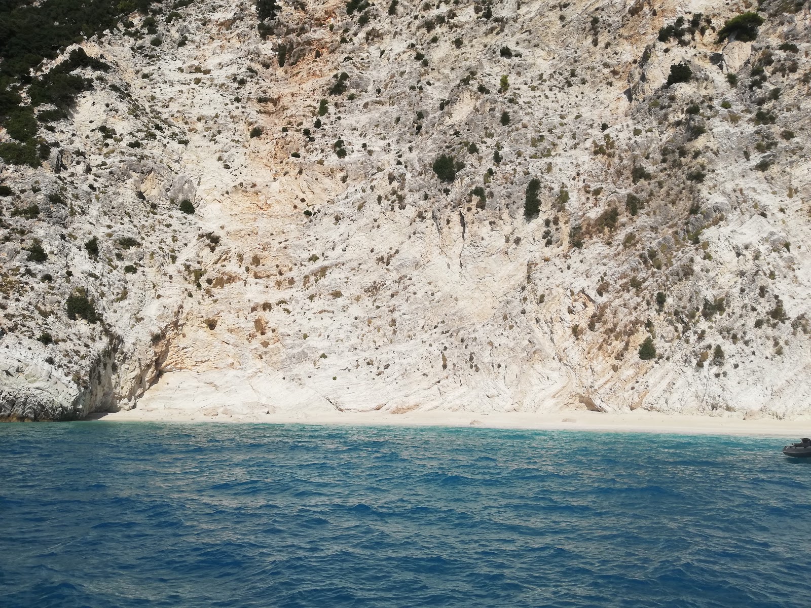 Foto von Afales Strand mit sehr sauber Sauberkeitsgrad