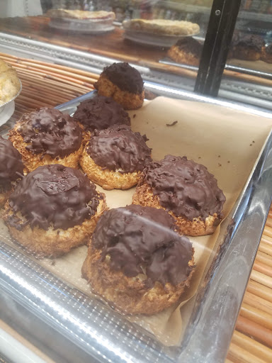 Grocery Store «Harvest Fresh Grocery & Deli», reviews and photos, 251 NE 3rd St, McMinnville, OR 97128, USA