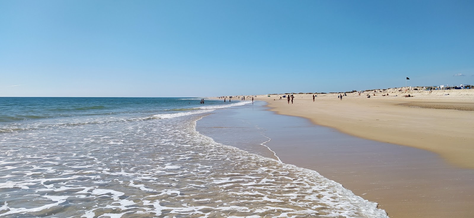 Fotografija Barril plaža z beli fini pesek površino