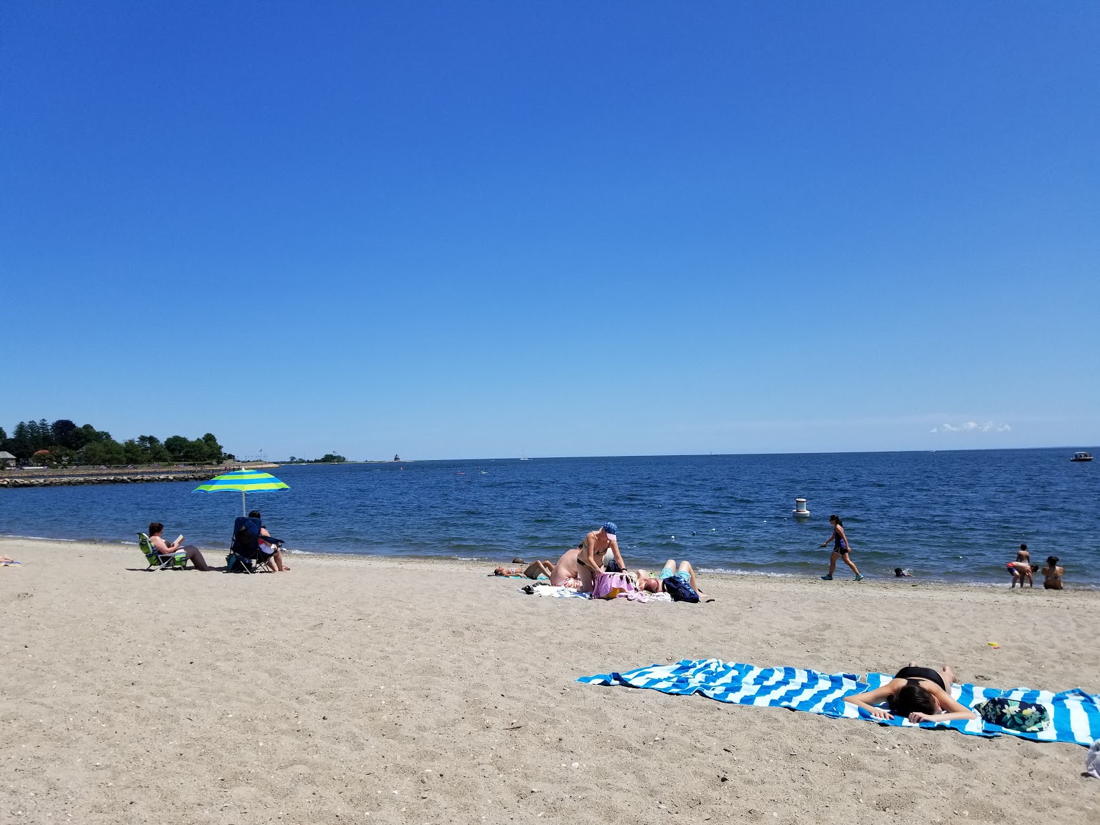 Jennings Beach的照片 带有蓝色的水表面