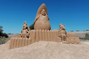 Sand City - O Maior Parque de Esculturas em Areia do Mundo image