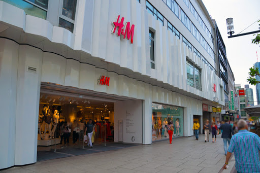 Stores to buy women's beige vests Frankfurt