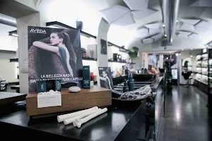 Contrasto AVEDA Lifestyle Salon & SPA - Parrucchieri Parrucchiere Firenze image