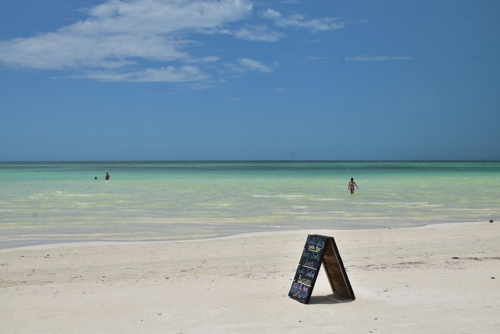 Foto de Playa Holbox con recta y larga