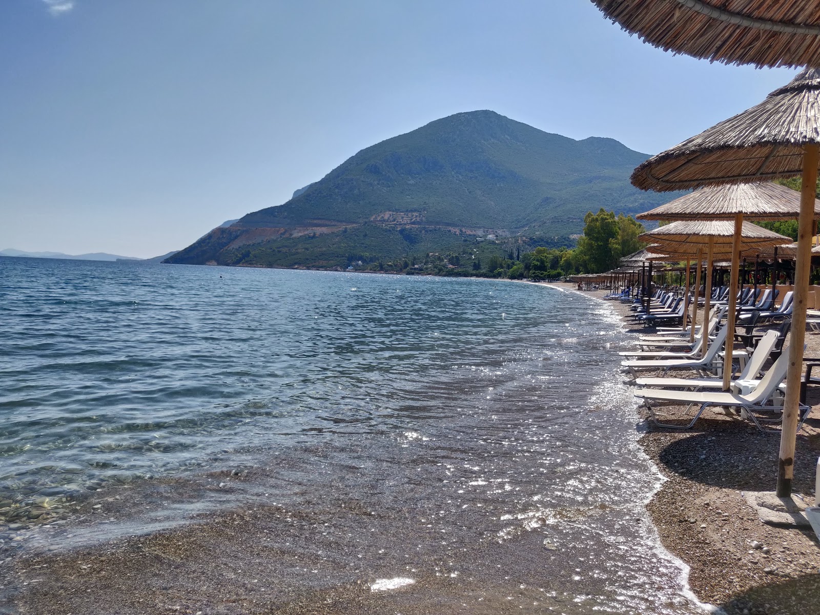 Foto von Yialasi beach mit beiger sand & kies Oberfläche