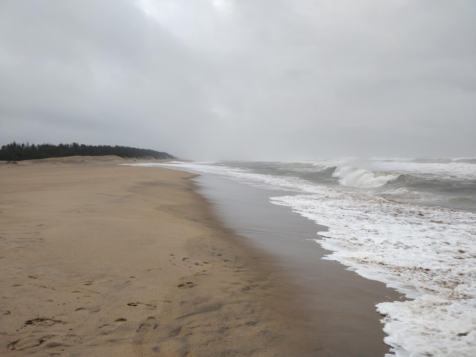 Foto de Kaviti Rangala Gadda Beach con recta y larga