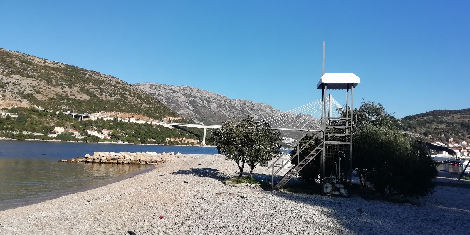 Foto de Cava beach con agua cristalina superficie