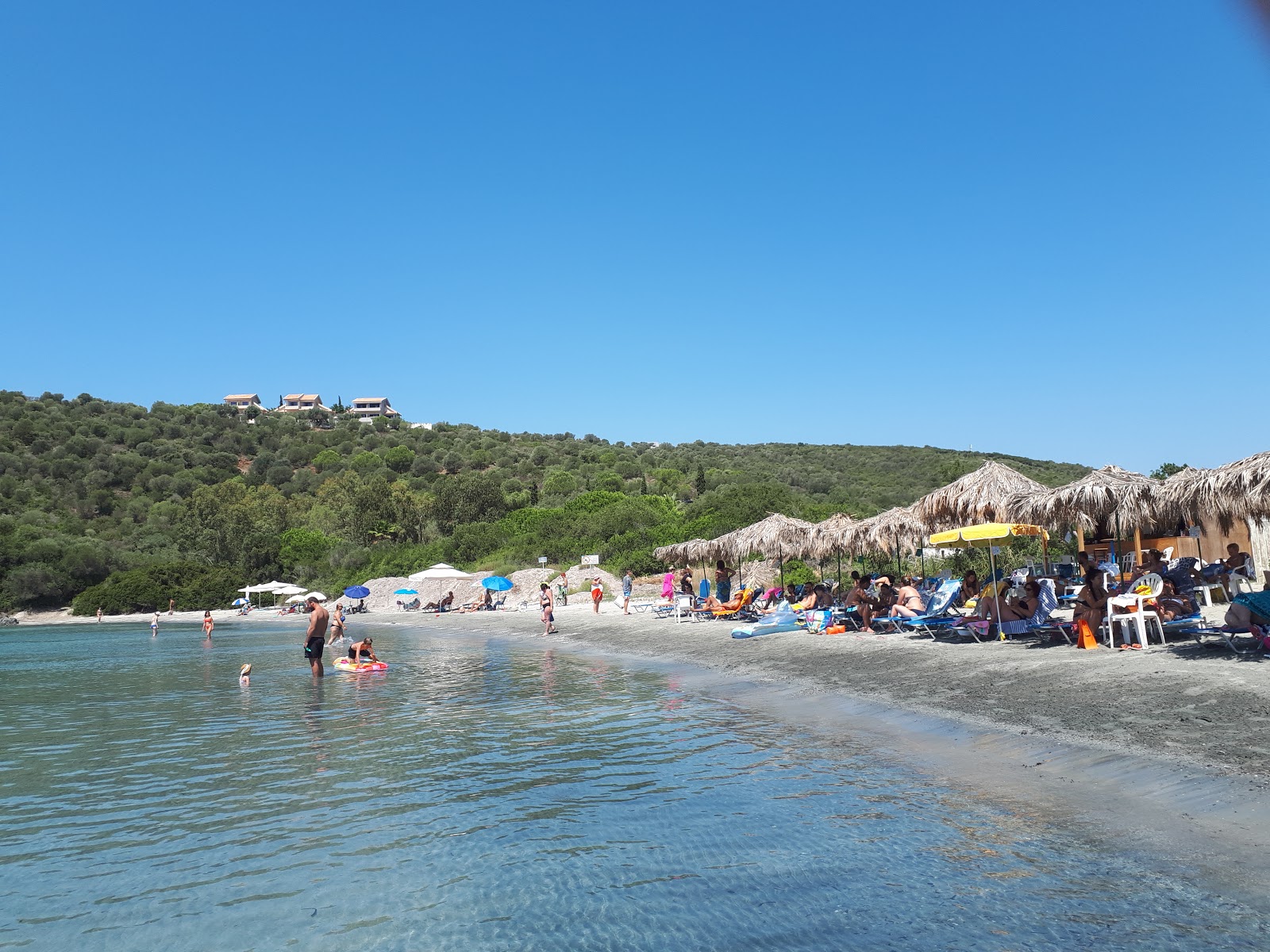 Zdjęcie Kalopigado Beach z powierzchnią beżowy piasek