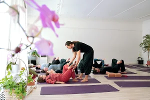 Yoga Neuchatel - Yogâme - Yoga In Studio Online À Tarif Libre image