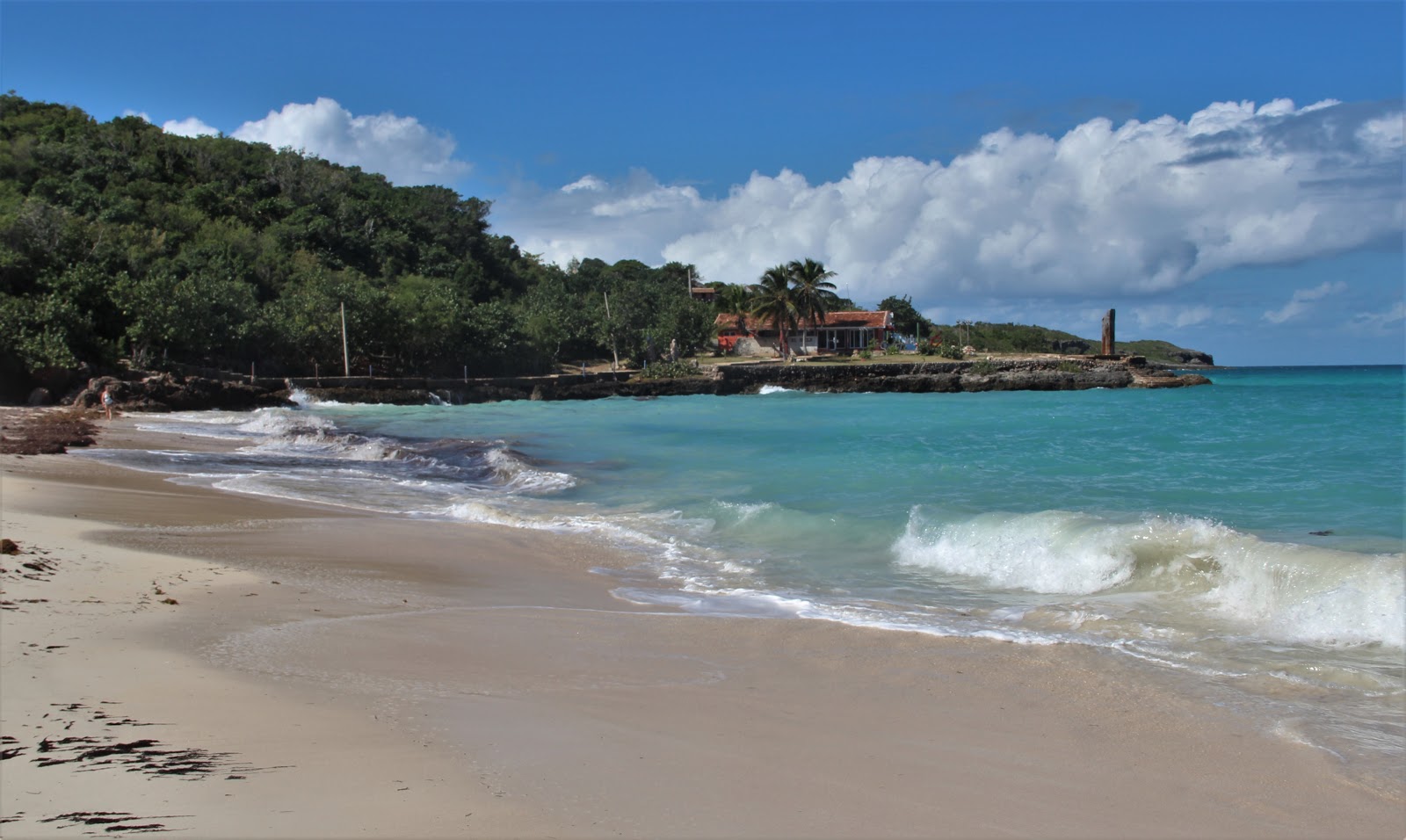 Foto van Guardalavaca Strand met turquoise water oppervlakte