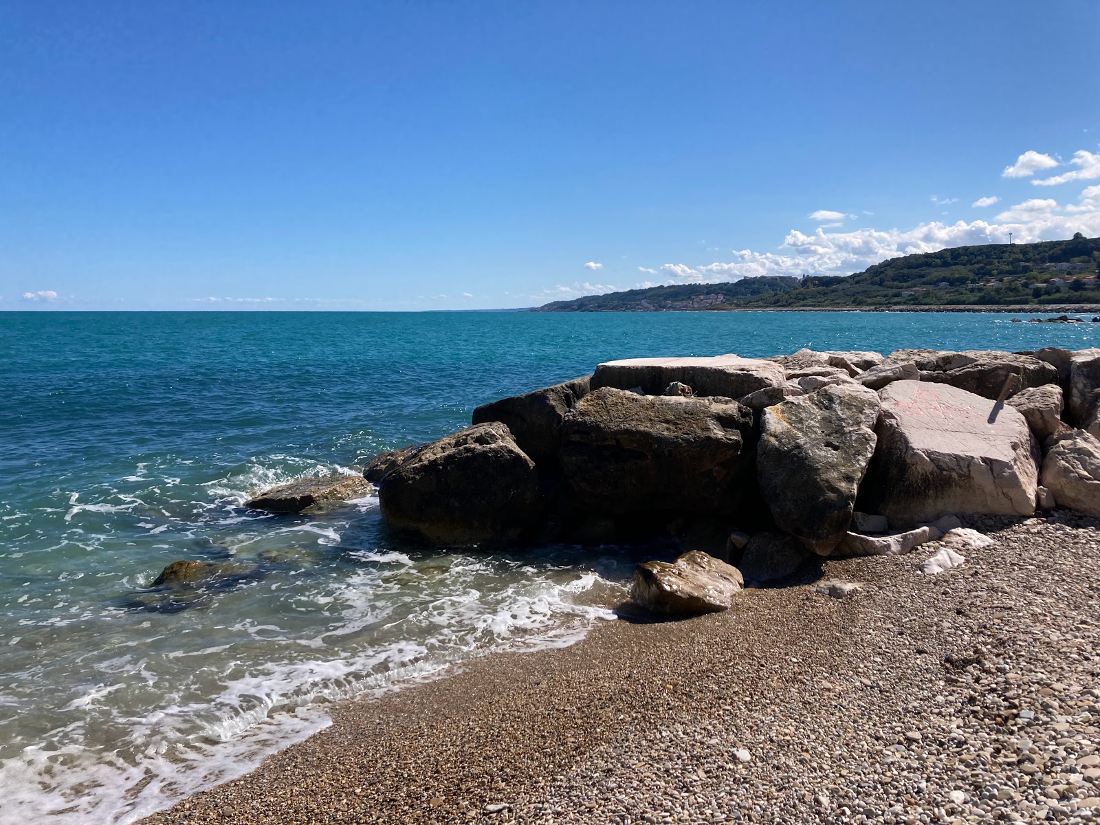 Fotografie cu Punta Acquabella Beach înconjurat de munți