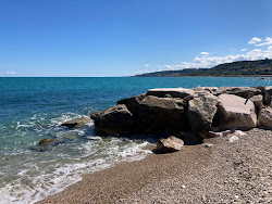 Foto von Spiaggia di Punta Acquabella und die siedlung