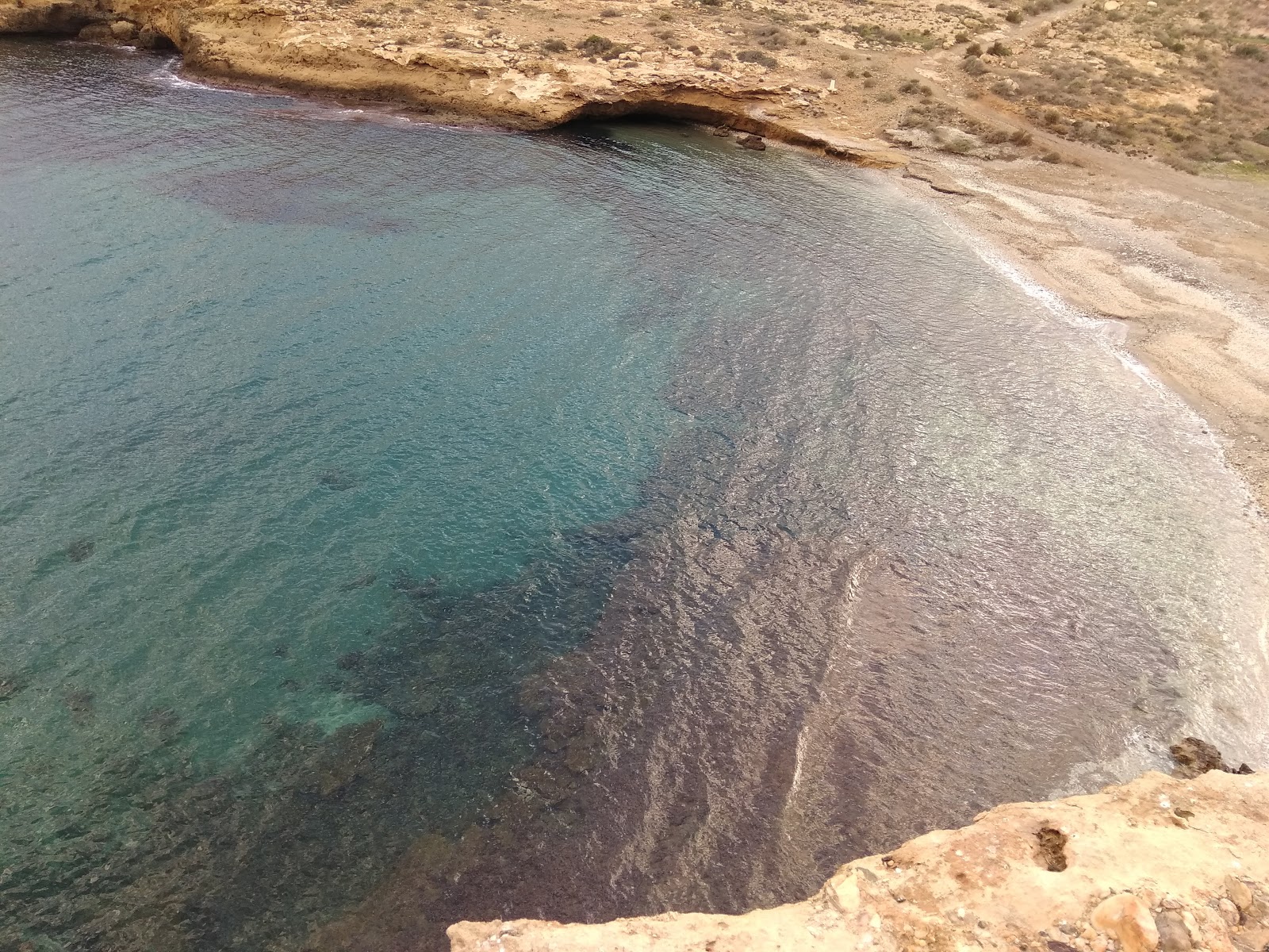 Foto av Cala Blanca med turkos rent vatten yta