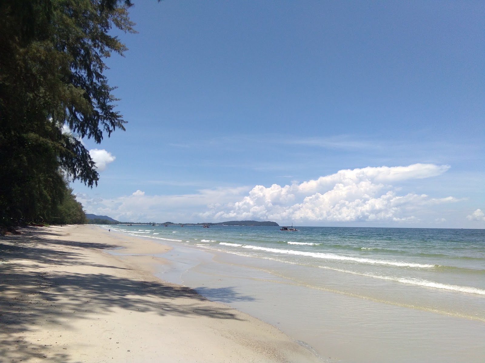 Foto von Hat Ratchakarun beach mit beiger sand Oberfläche