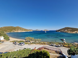 Paralia Livadi'in fotoğrafı uçurumlarla desteklenmiş