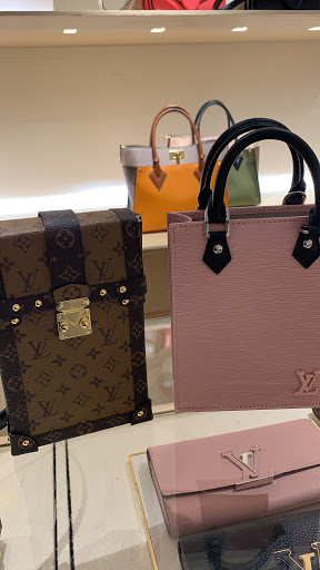 Stores to buy women's shoulder bag Dubai