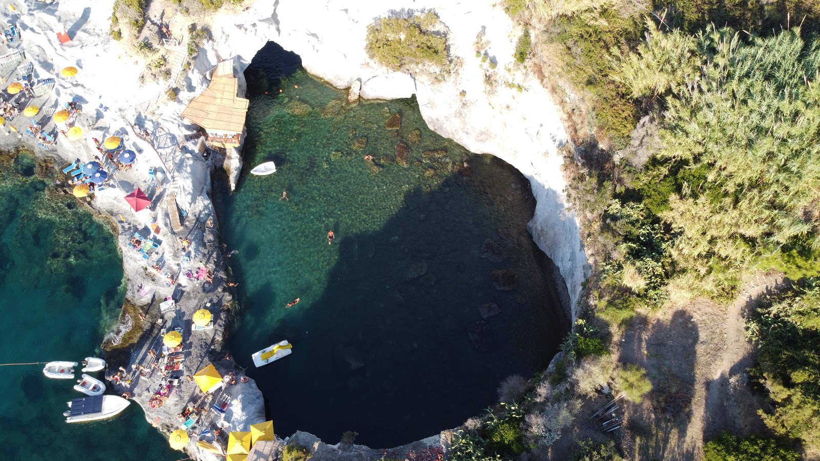 Cala Feola Beach'in fotoğrafı ve yerleşim